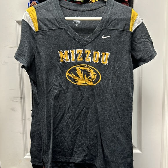 American Eagle Outfitters Black and White Graphic Tee - Picture 5 of 8